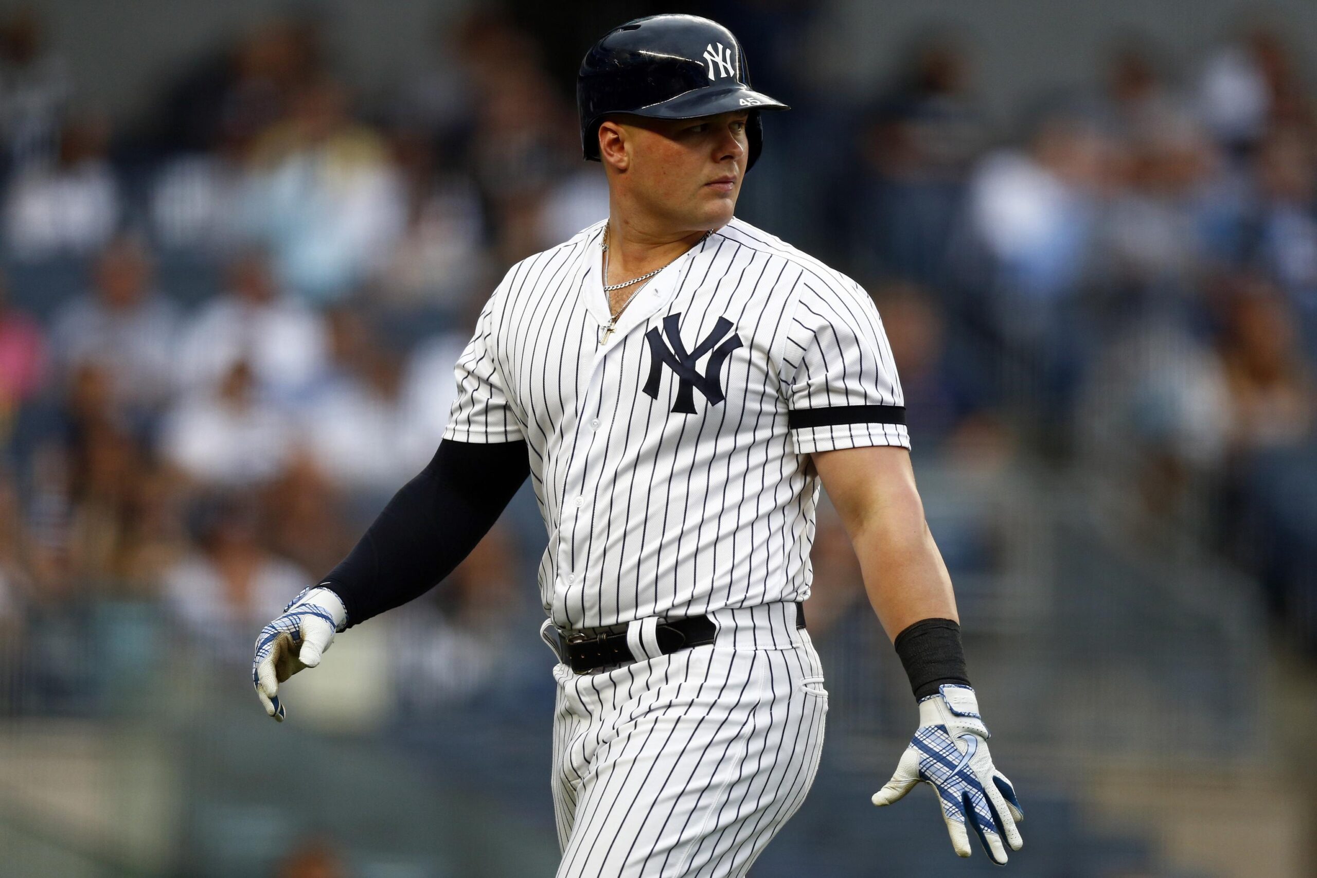 Yankees trade first baseman Voit to Padres