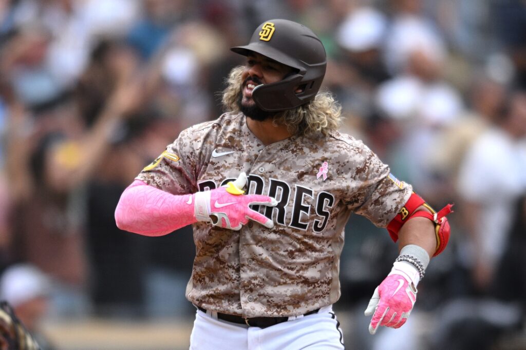 Alfaro delivers on Mother's Day, Padres win in walk-off
